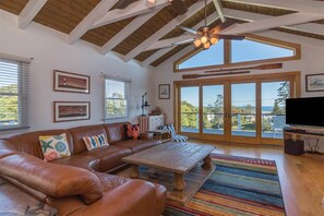 Smart TV, fireplace, Netflix, Hulu