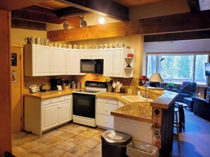 Refrigerador, microondas, horno, placa de cocina