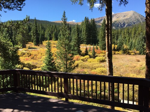  The Hideout: 1-story King Beds, Huge Deck, Hot Tub, Cozy & Pet-Friendly