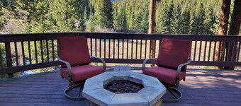  The Hideout: 1-story King Beds, Huge Deck, Hot Tub, Cozy & Pet-Friendly