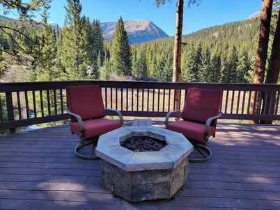 The Hideout: 1-story King Beds, Huge Deck, Hot Tub, Cozy & Pet-Friendly