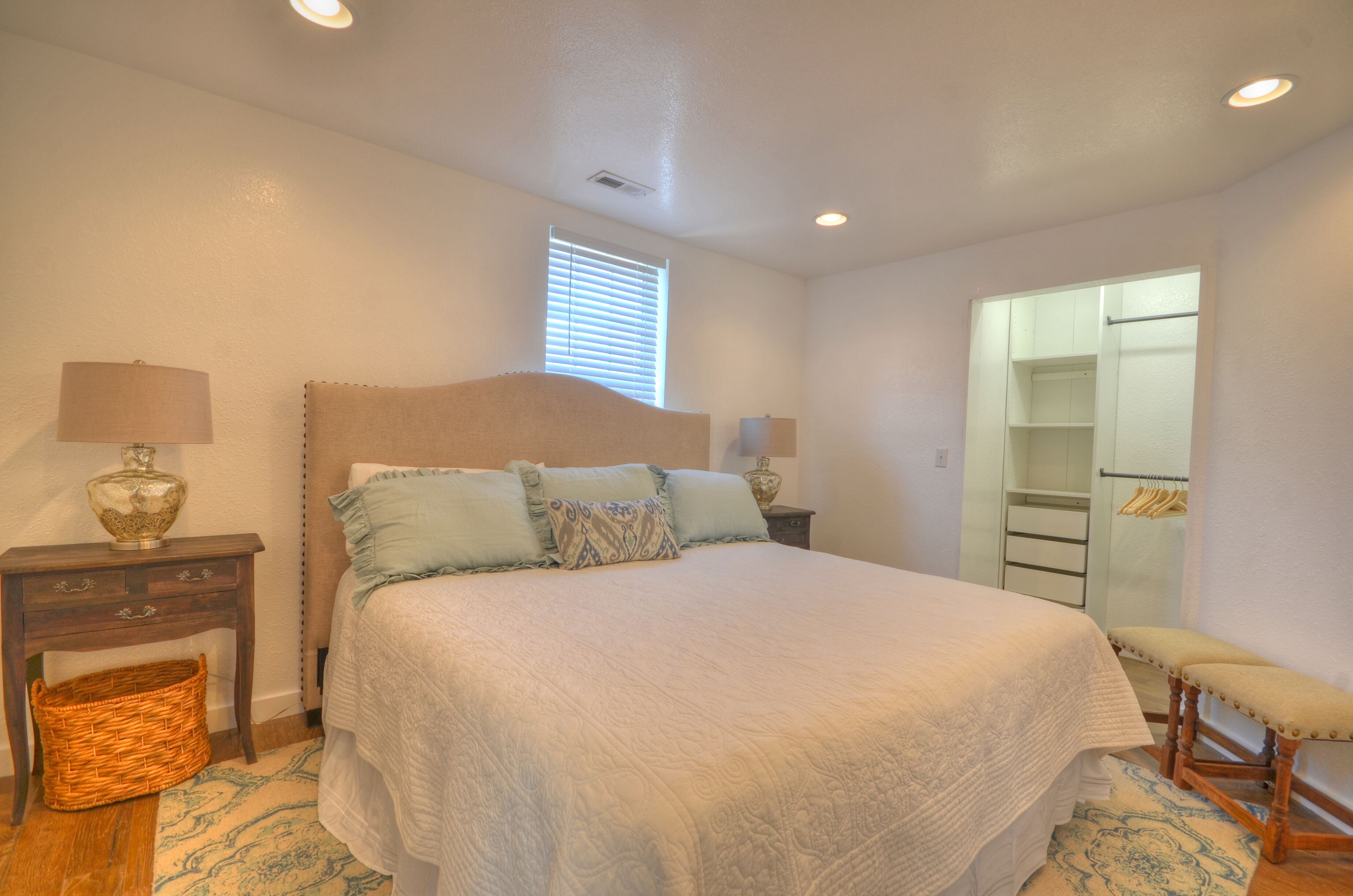 2 Urban chic downtown suite, walking distance to shopping, dining, breweries.