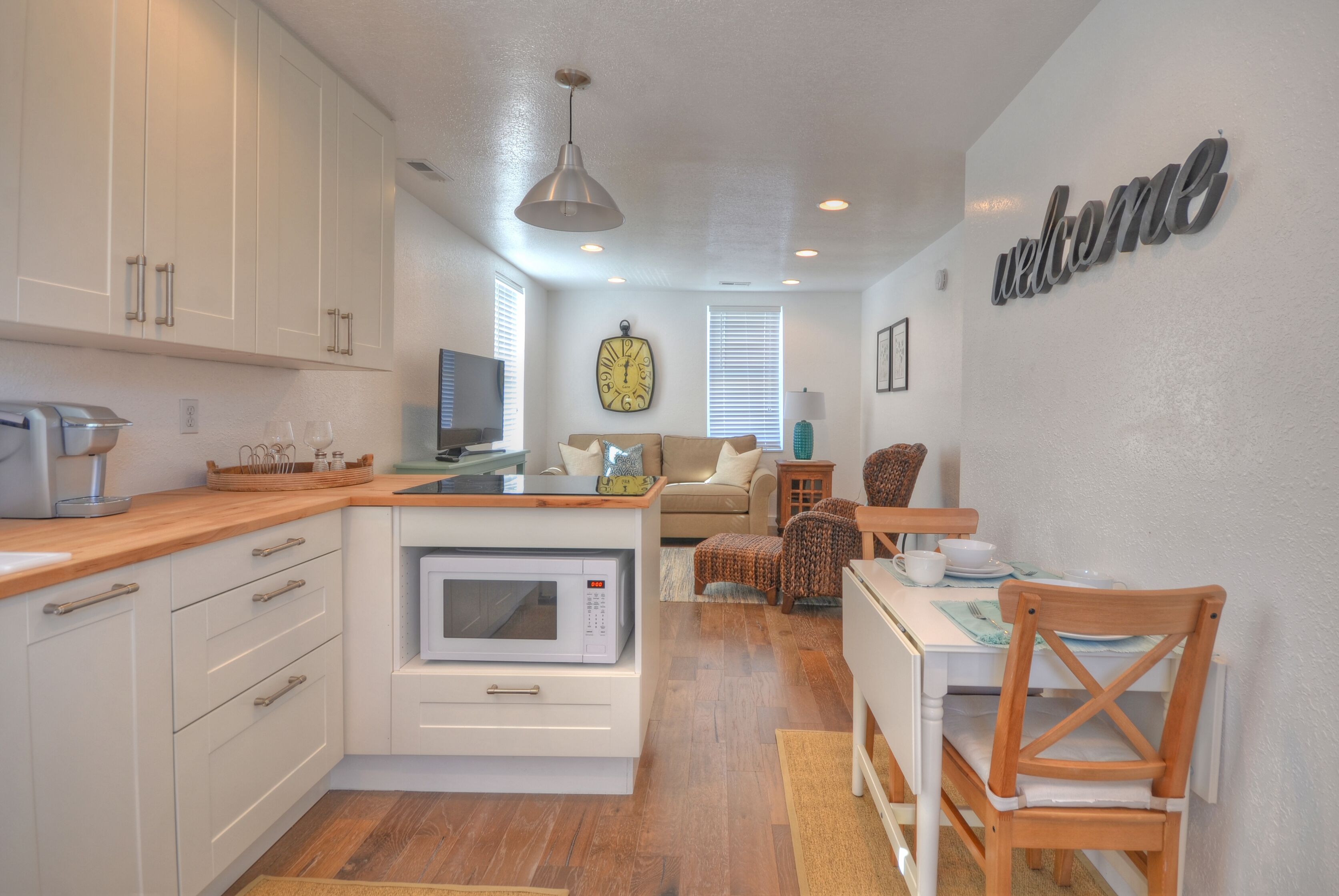 2 Urban chic downtown suite, walking distance to shopping, dining, breweries.