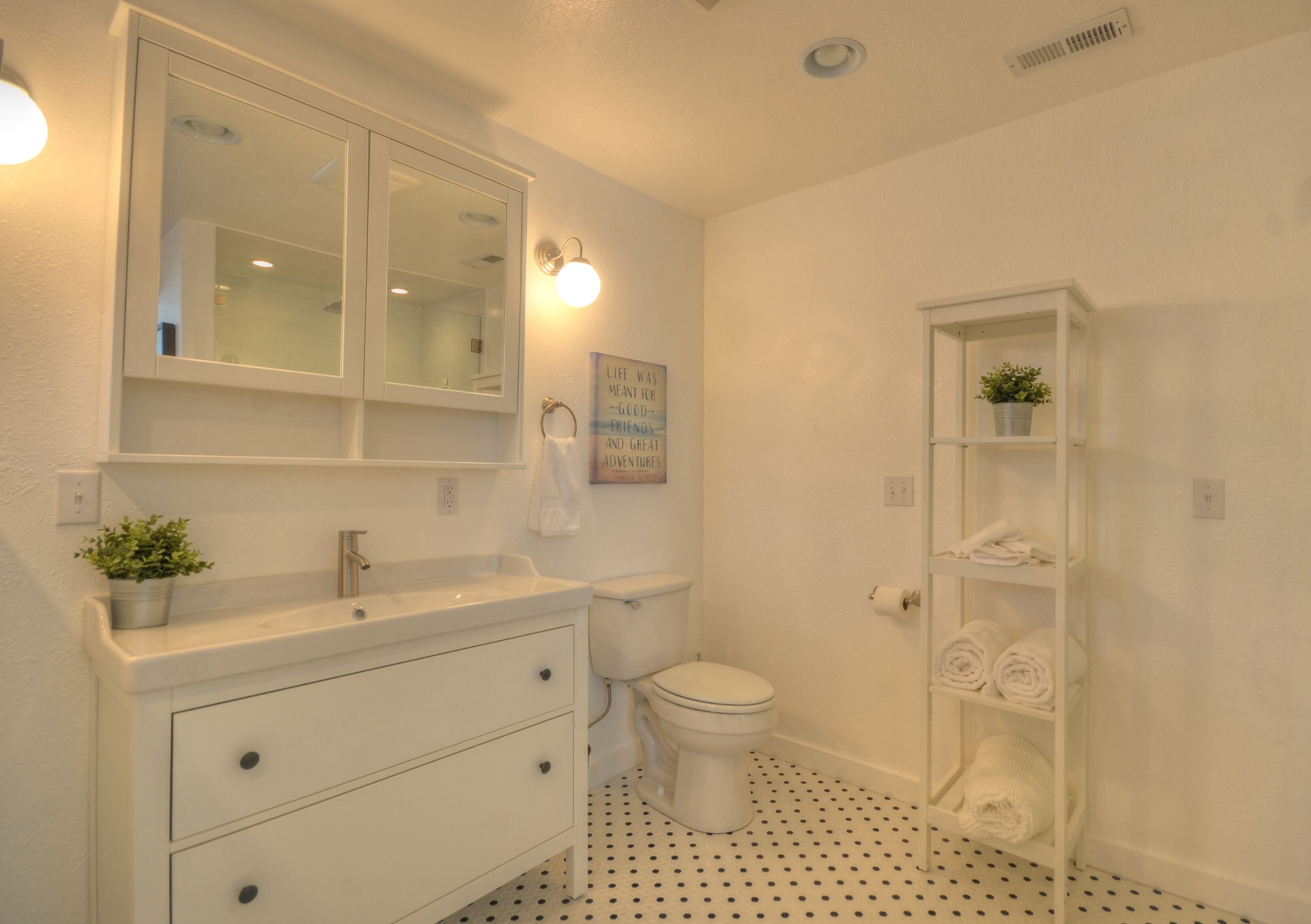 2 Urban chic downtown suite, walking distance to shopping, dining, breweries.