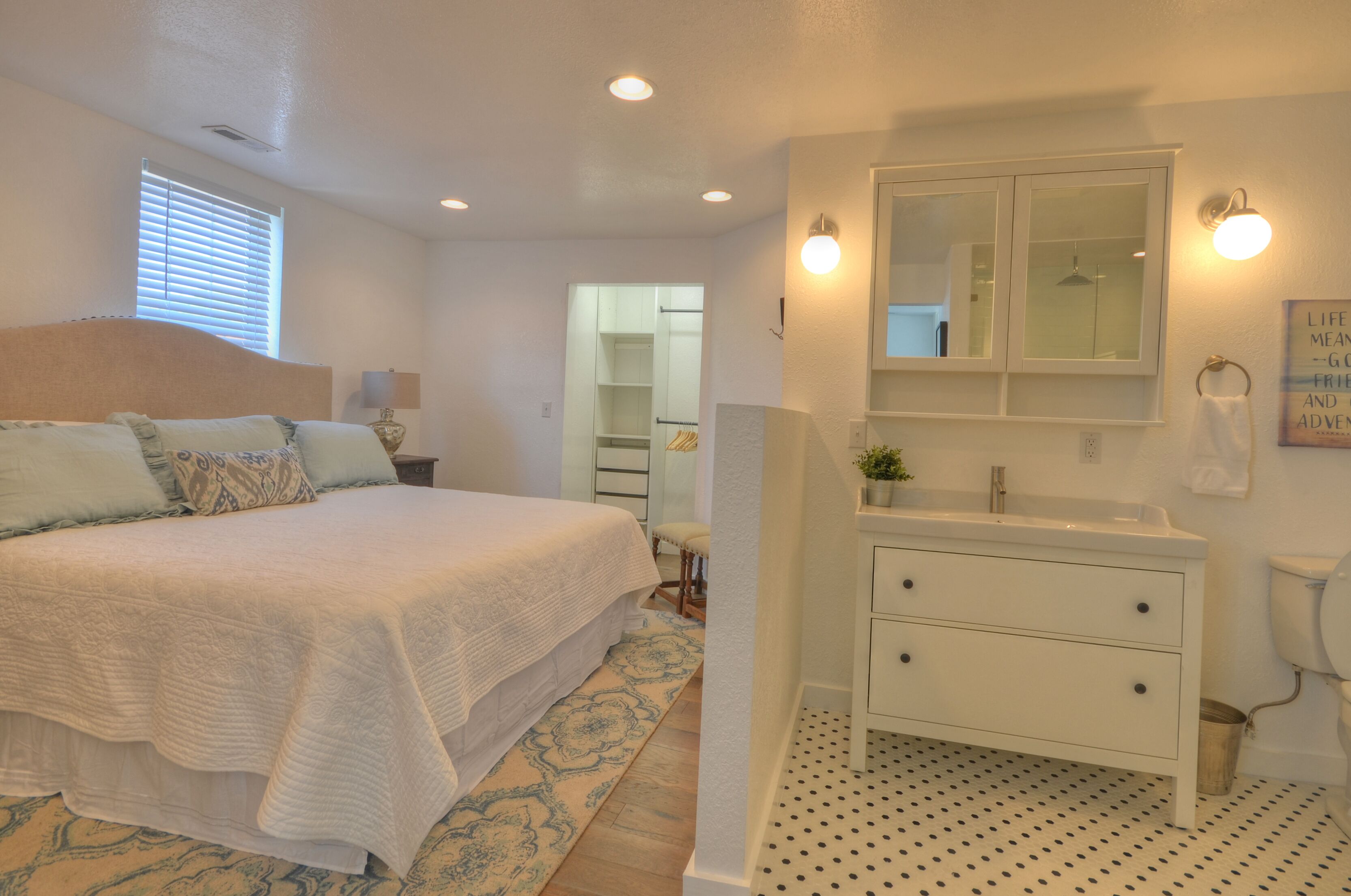 2 Urban chic downtown suite, walking distance to shopping, dining, breweries.