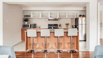 Réfrigérateur, four à micro-ondes, un four, surface de cuisson