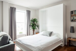 2 soverom, skrivebord, strykejern/-brett og reiseseng for barn