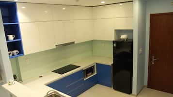 Een koelkast, een magnetron, een oven, een kookplaat