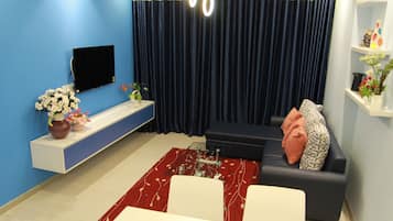 Een televisie en een tafeltennistafel