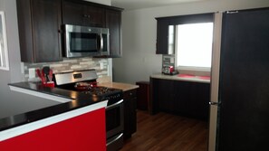 Réfrigérateur, four à micro-ondes, un four, surface de cuisson