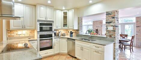 Køleskab, mikrobølgeovn, ovn, kogeplade