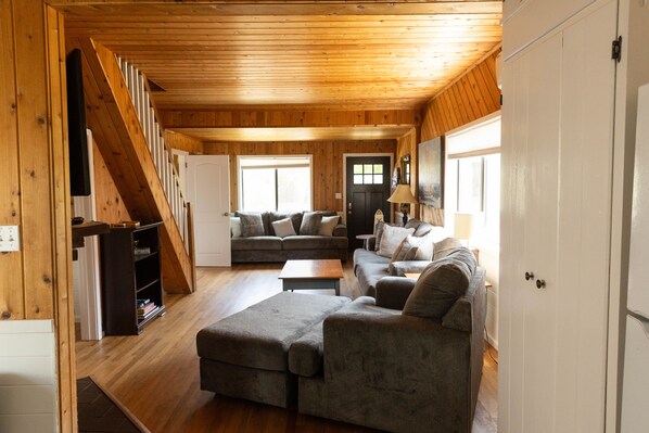 Smart TV, books - Ocean Beach FI House Perfect distance to beach and town (Ocean Beach)