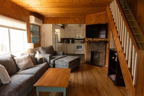 Smart TV, books - Ocean Beach FI House Perfect distance to beach and town (Ocean Beach)