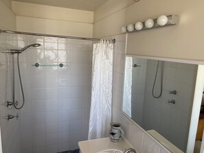 Combined shower/tub, jetted tub, hair dryer, towels - The Shelter bnb @ Robe SA (Robe)
