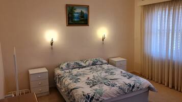 4 sovrum, skrivbord, strykjÀrn/strykbrÀda och sÀngklÀder