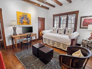 5 bedrooms, desk, free WiFi, bed sheets