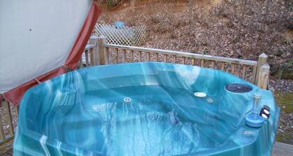 Log Cabin w/ Hot Tub near Casino, Cherokee & Bryson City