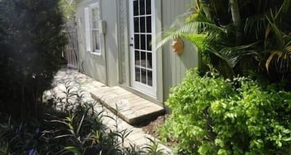 Private Cottage Historic District In Old Northwood Close To The Beach