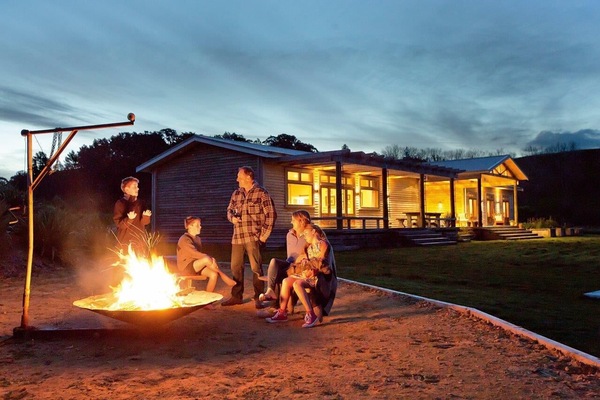 Outdoor dinning & fire pitt