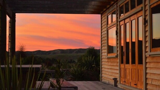 Un edificio de madera con ventanas amplias y vistas al paisaje.