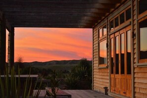 Un edificio in legno con ampie finestre e vista sul paesaggio.