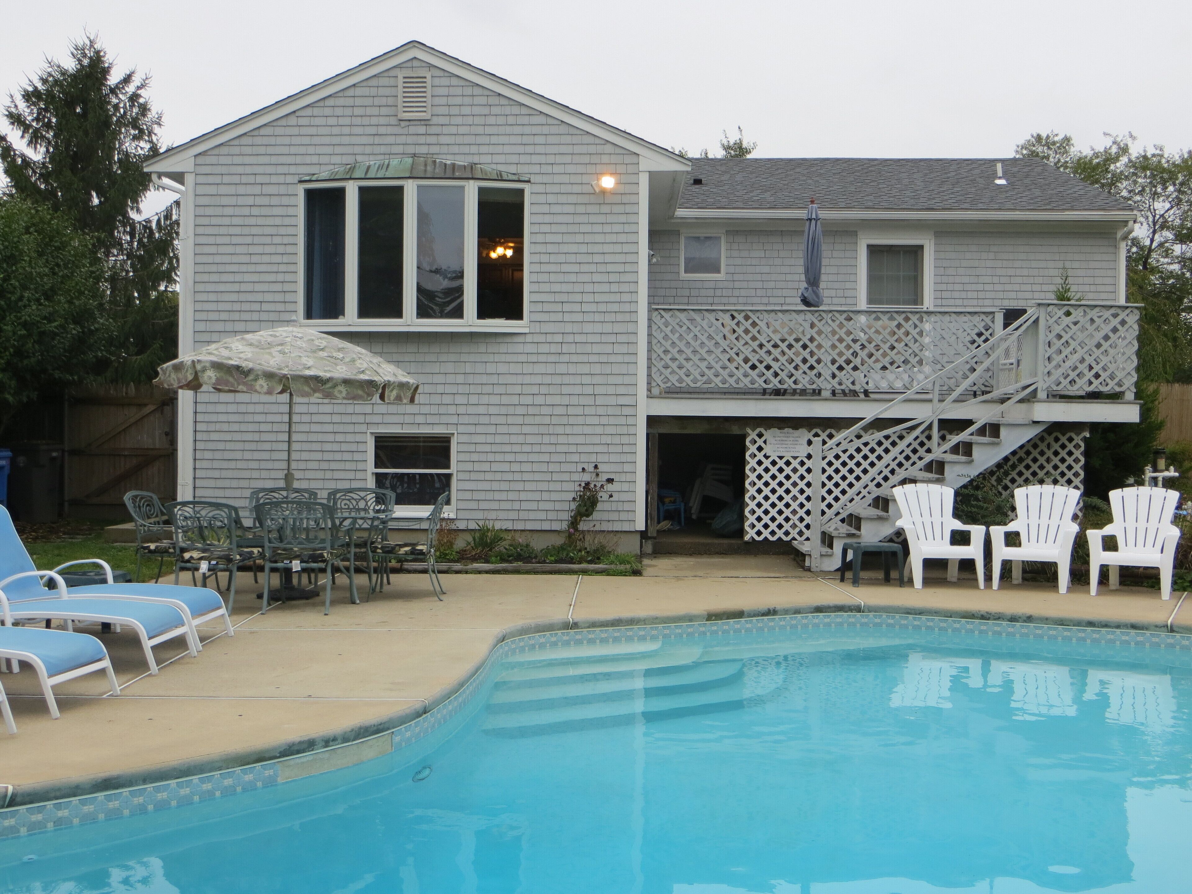 POOL. Central air, walk to beach, NEW kitchen.
