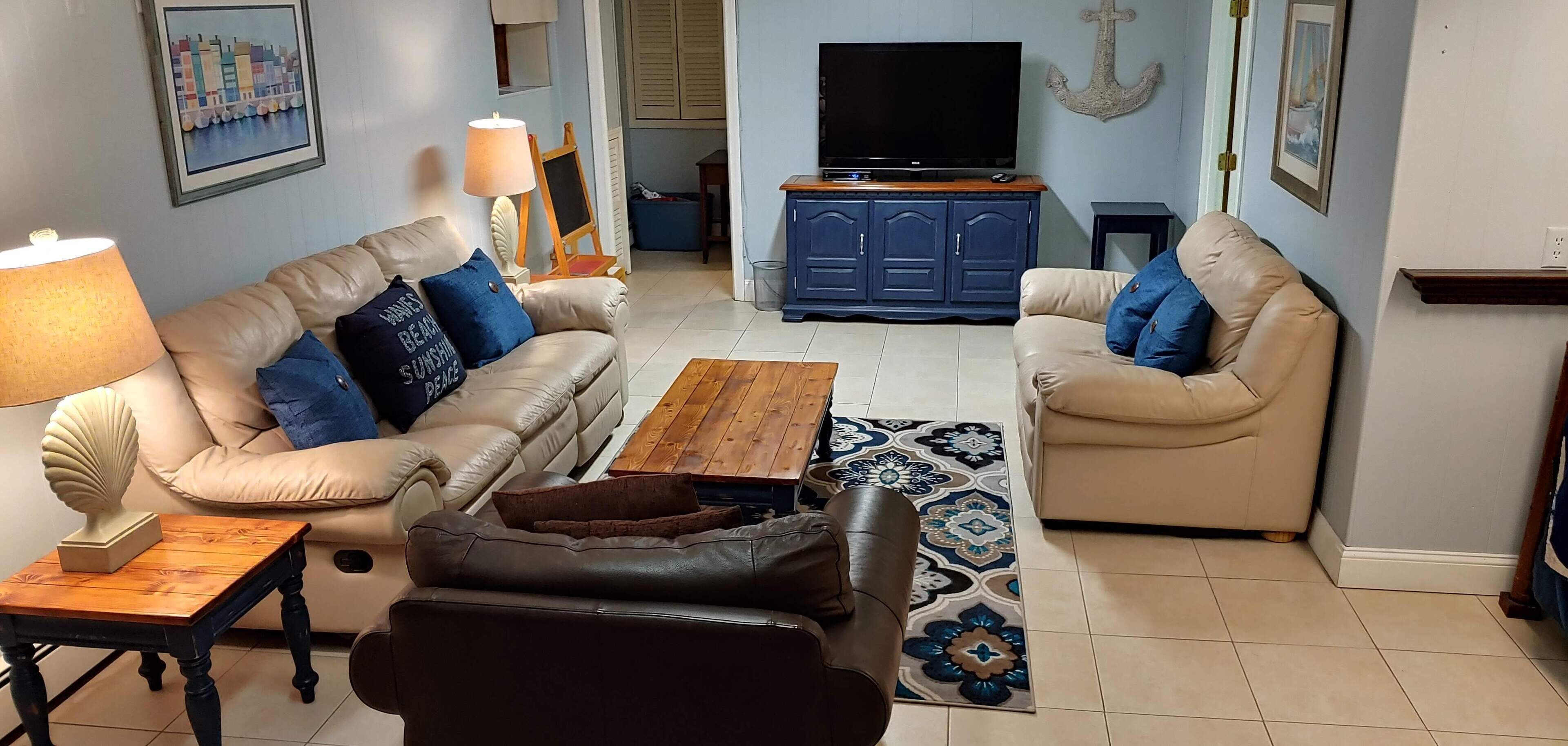 Newport area walk to beach with NEW kitchen, Central Air, POOL