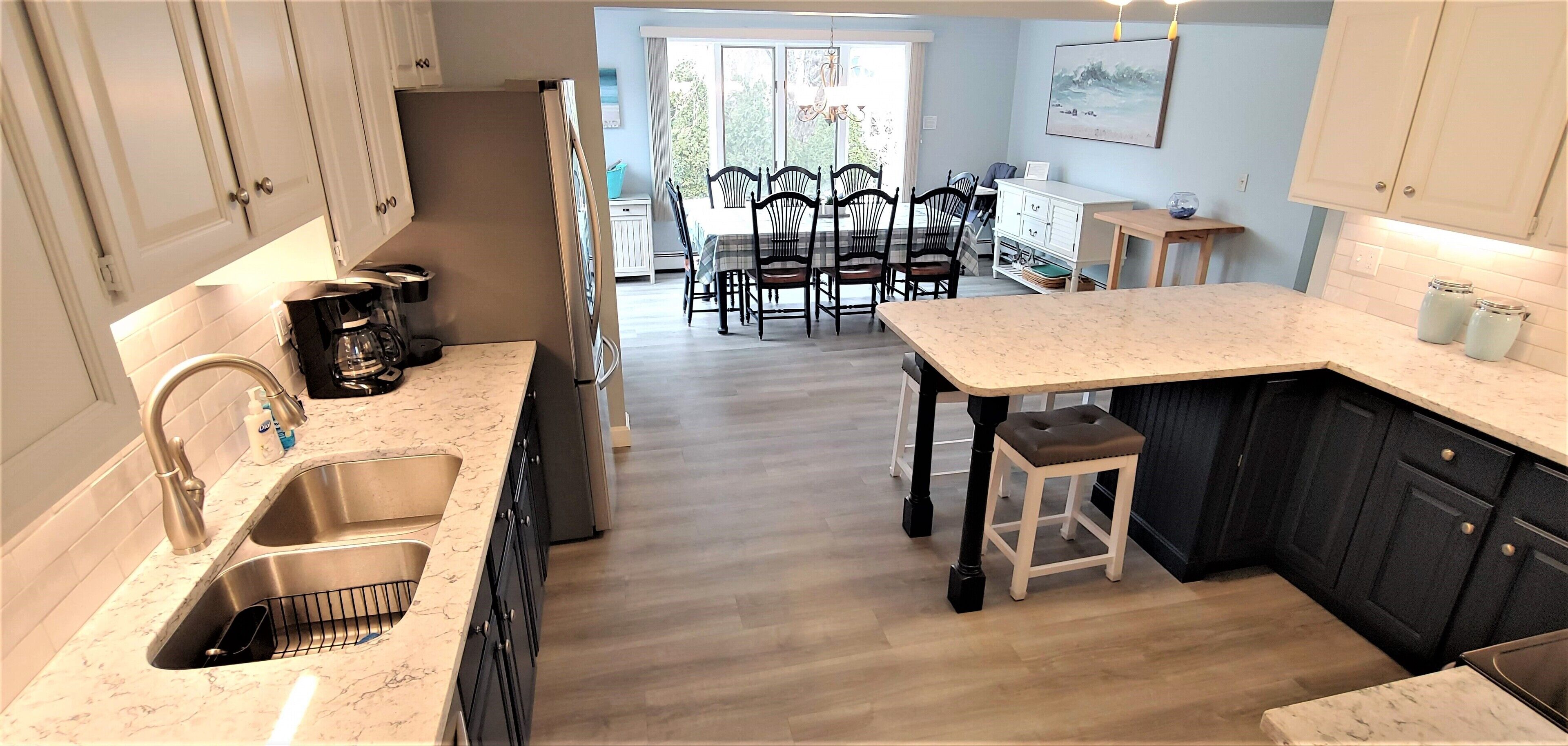 Newport area walk to beach with NEW kitchen, Central Air, POOL