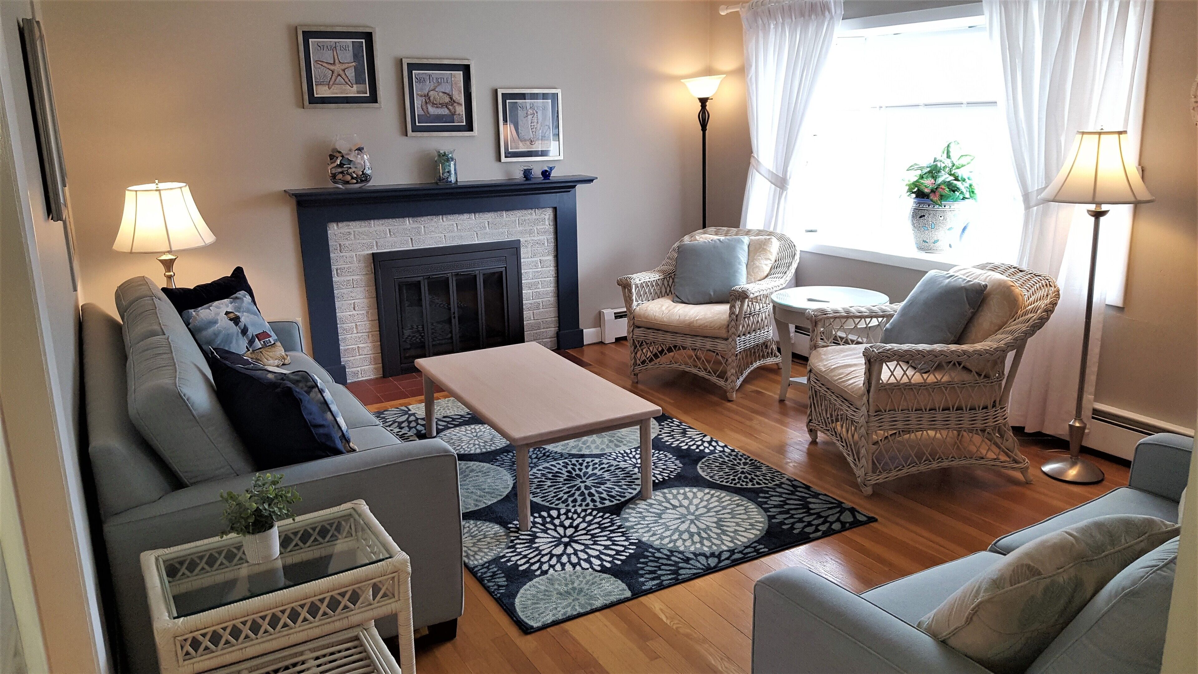 Newport area walk to beach with NEW kitchen, Central Air, POOL