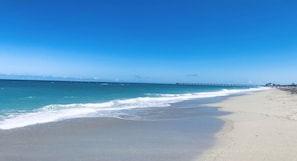 Beach nearby, sun loungers, beach towels - Luxurious Jupiter, Southern Florida Beachside Retreat, Steps From the Ocean (Jupiter)