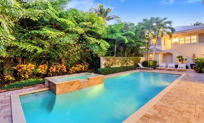 Luxurious Jupiter, Southern Florida Beachside Retreat, Steps From the Ocean