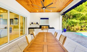 Outdoor dining - Luxurious Jupiter, Southern Florida Beachside Retreat, Steps From the Ocean (Jupiter)