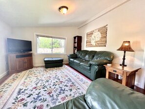 TV connectée, lecteur de DVD, livres, chaîne hi-fi