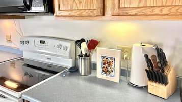 Kylskåp, mikrovågsugn, ugn och spishäll