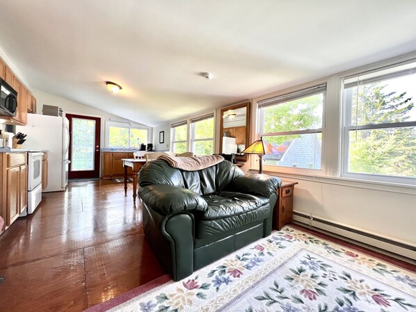 TV connectée, lecteur de DVD, livres, chaîne hi-fi