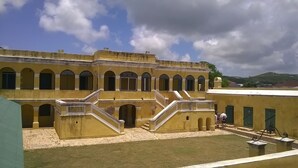 Ein historisches Gebäude mit Innenhof, Rundbogenfenstern und einer zentralen Treppe.