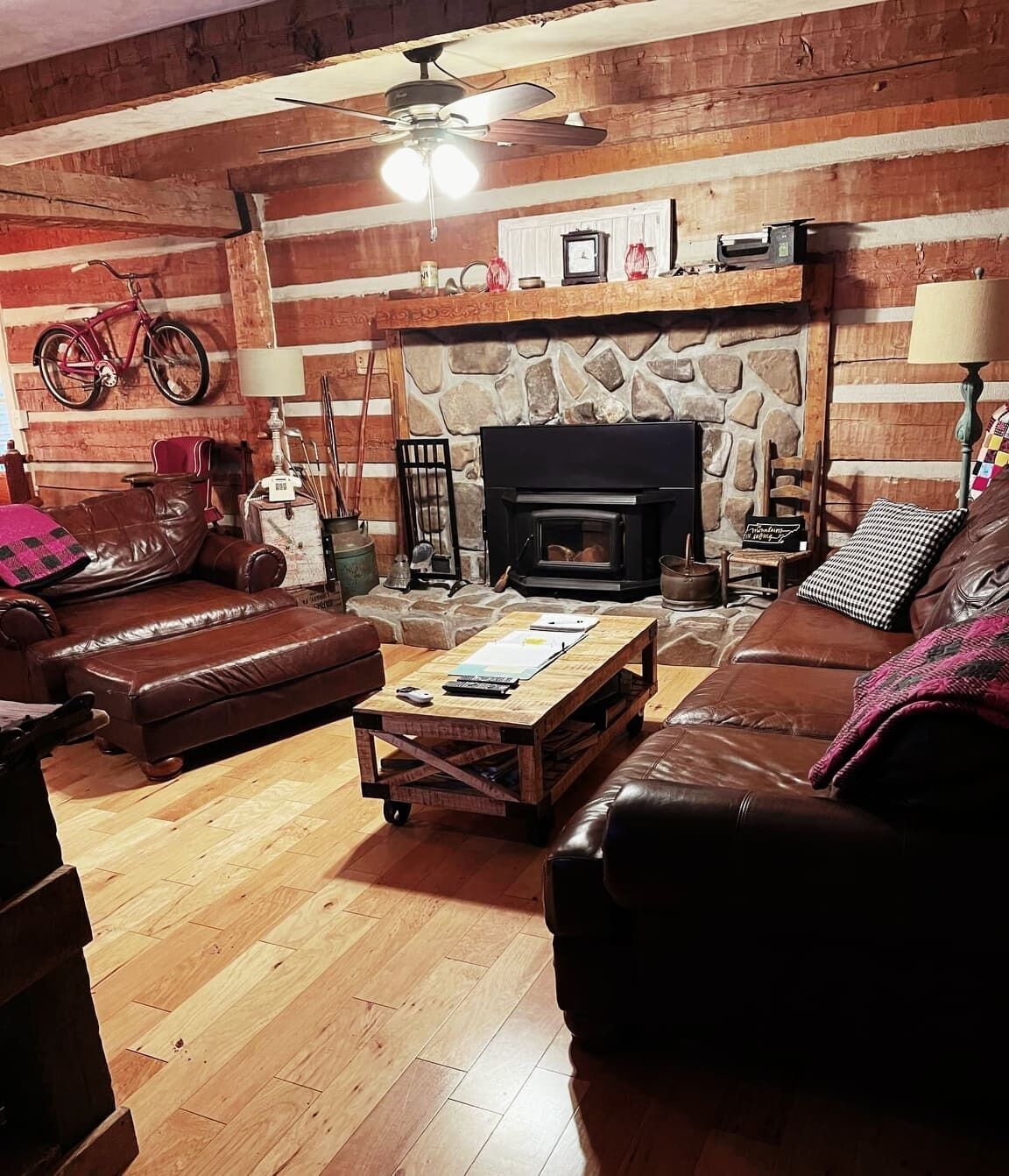 HONEYSUCKLE  HIDEAWAY  A private mountain cabin!