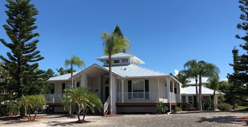Key West Style Florida Charm w Heated Private Salt Pool, close walk to Beach