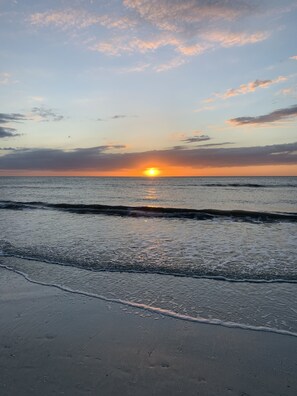 Nära stranden, solstolar, parasoller och strandhanddukar