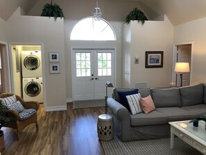 Smart TV, DVD player, books, music library - Key West Style Florida Charm w Heated Private Salt Pool, close walk to Beach (Marco Island)