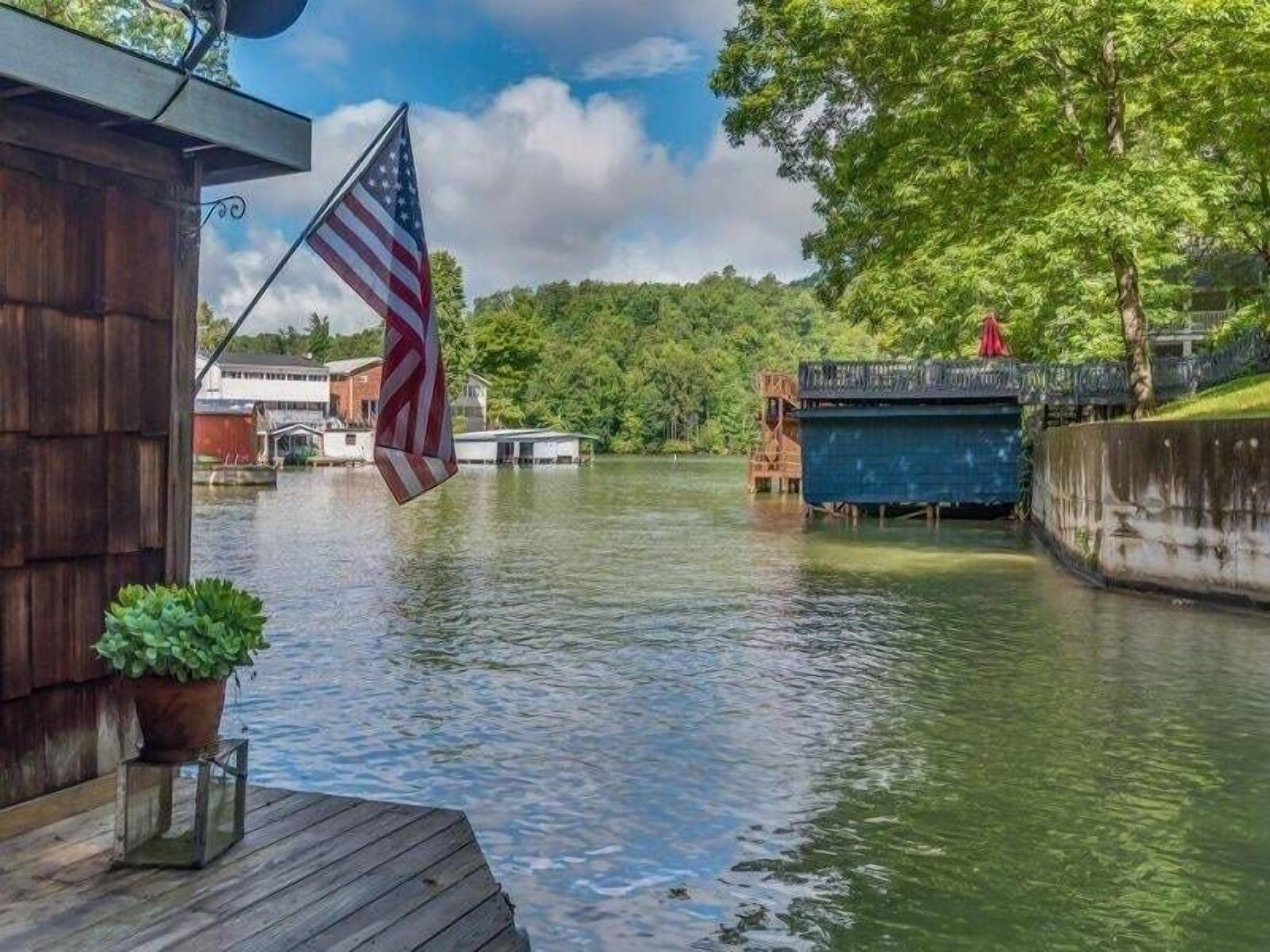 Cottage In The Cove by Carolina Properties - Lake Lure Lakefront, Kayaks!