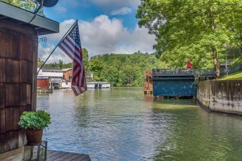 Cottage In The Cove by Carolina Properties - Lake Lure Lakefront, Kayaks!