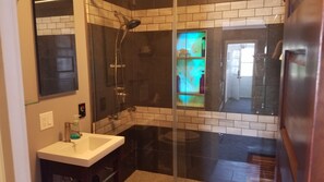 Een douche, een haardroger, vloerverwarming, handdoeken