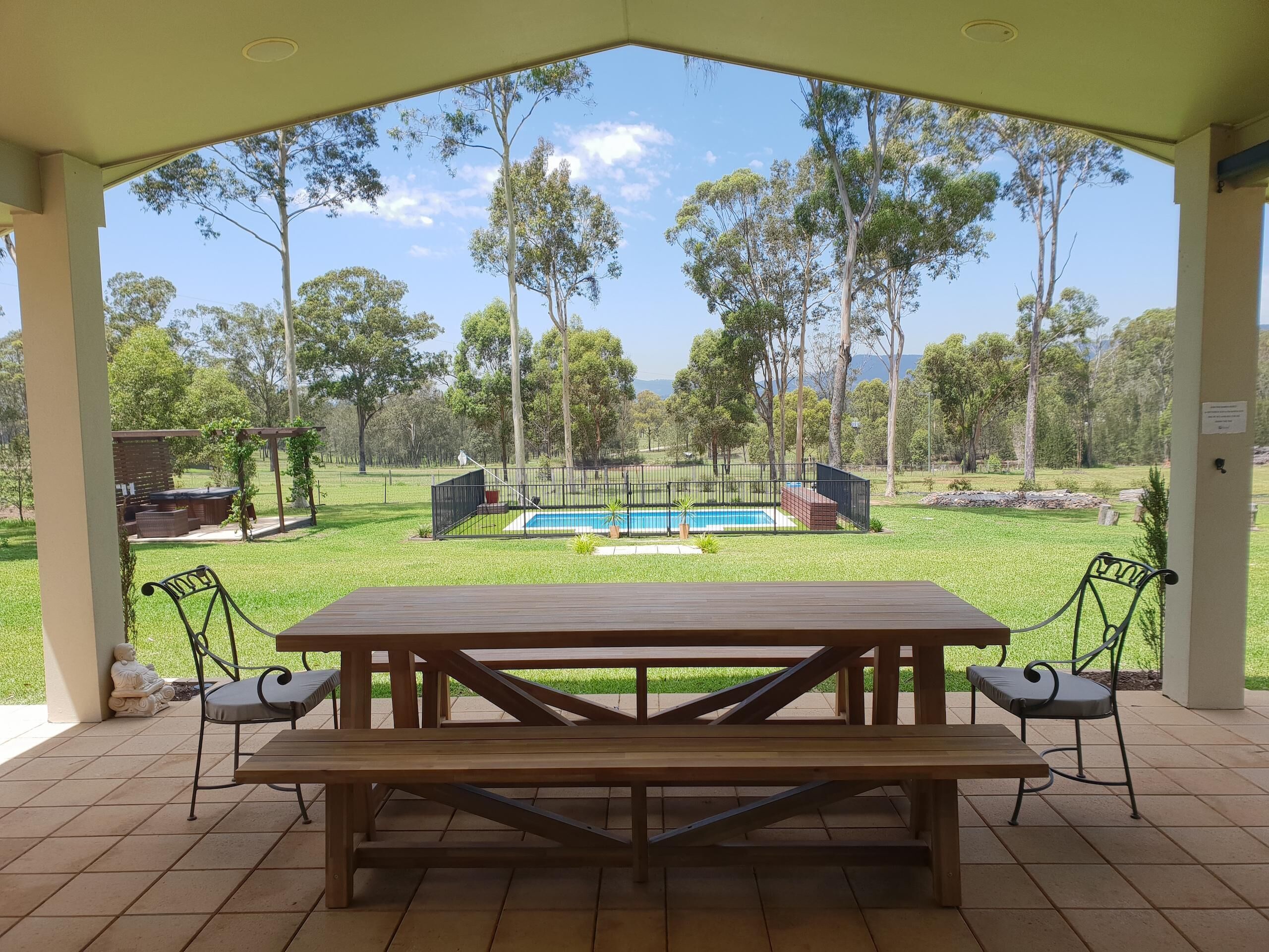 Lacuna Retreat - Fabulous for family or friends - 5 bdrms, pool, spa, fireplace, games room and more!