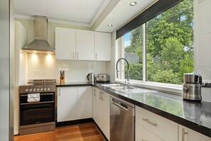 Fridge, microwave, oven, stovetop - Belle in Bowral - walk to town (Bowral)