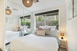 3 bedrooms, desk, iron/ironing board, WiFi - Belle in Bowral - walk to town (Bowral)