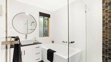 Ducha, artículos de higiene personal gratuitos y secador de pelo