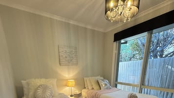 3 habitaciones, escritorio, tabla de planchar con plancha y wifi