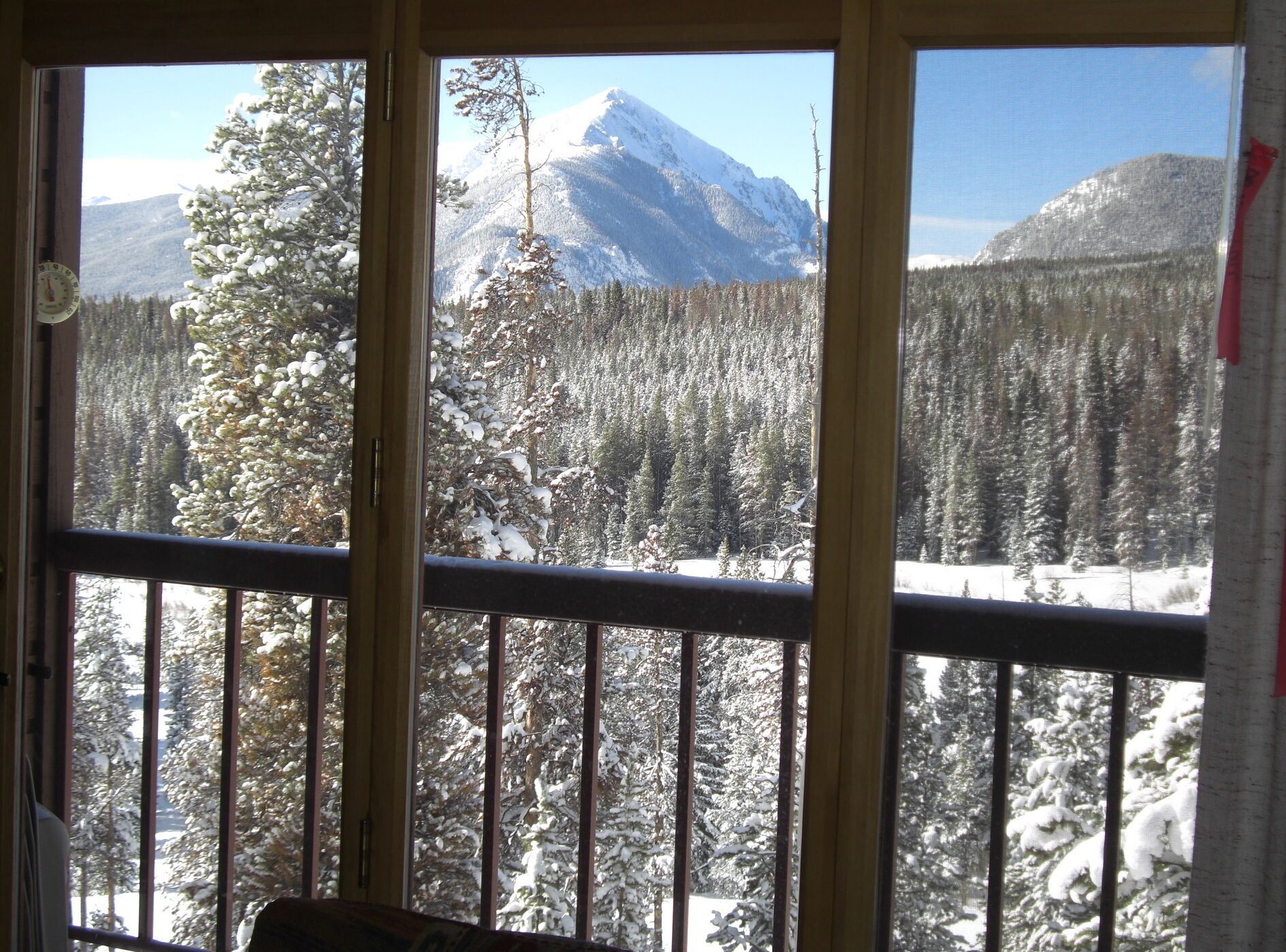 Best views in the Rockies. Wilderness 'feel' w easy access +fireplace-pool-h.tub