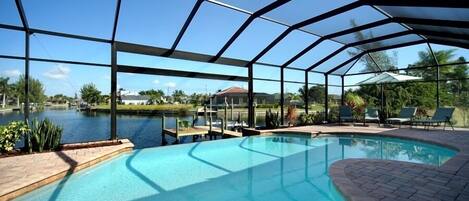 Alberca al aire libre y alberca infinita